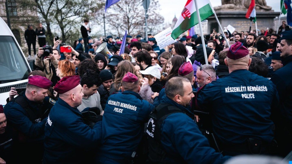 A rendőrség példátlan üzenetet küldött a tüntetőknek - ilyen még nem volt