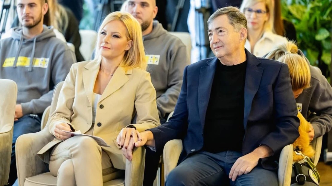Az elit élete: ha meglátod milyen autóval érkezett meg Várkonyi Andrea...