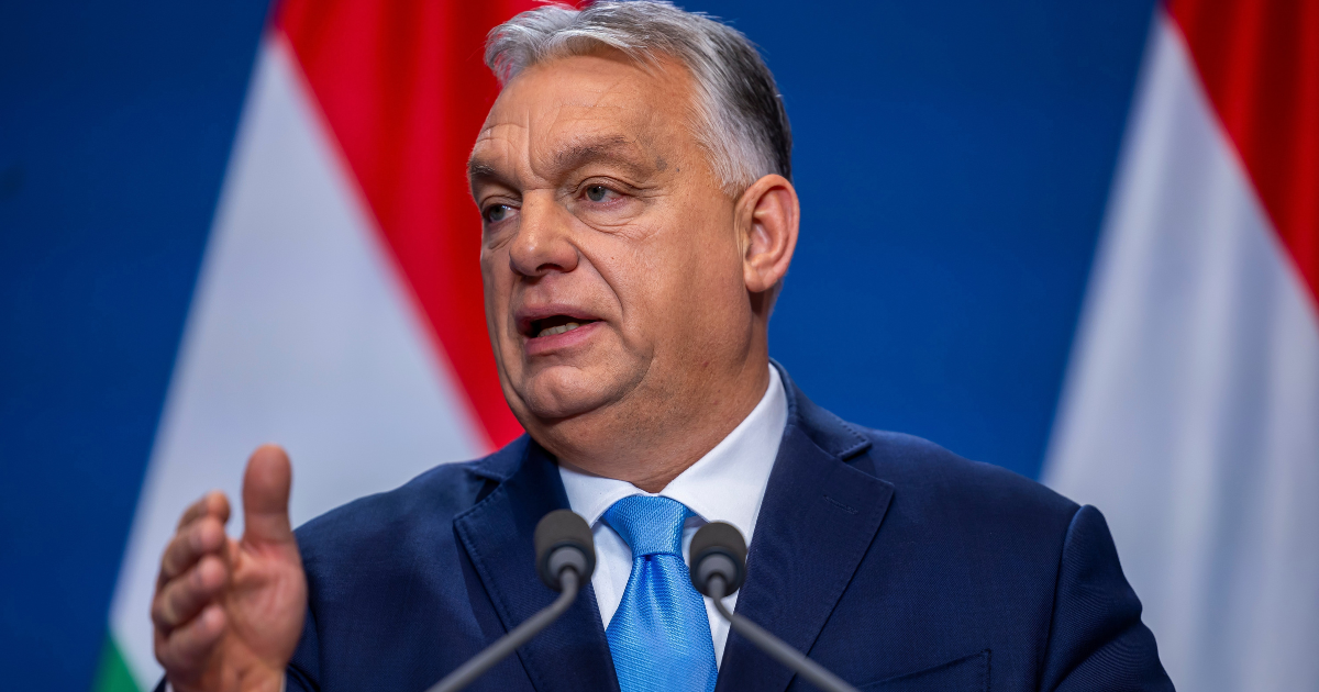 Nemzetközi botrány: óriási Diktátor-szobor jelent meg Washingtonban, Orbán neve Putyinék társaságában virít rajta