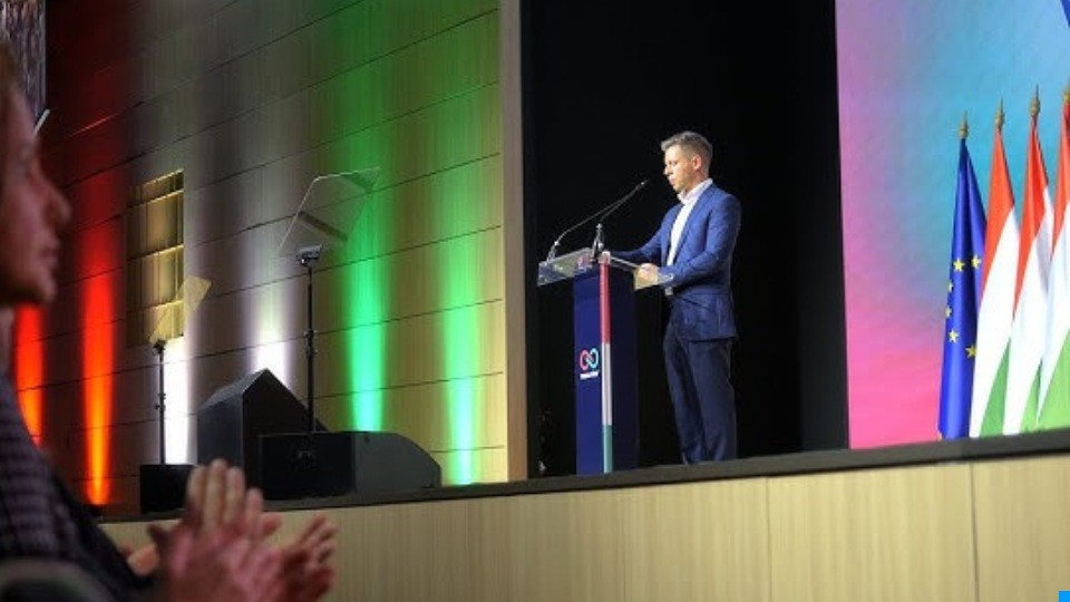 Durva kritikát kapott a Tisza kongresszus: „Magyar Péter a programját felírhatja egy WC-papírra”