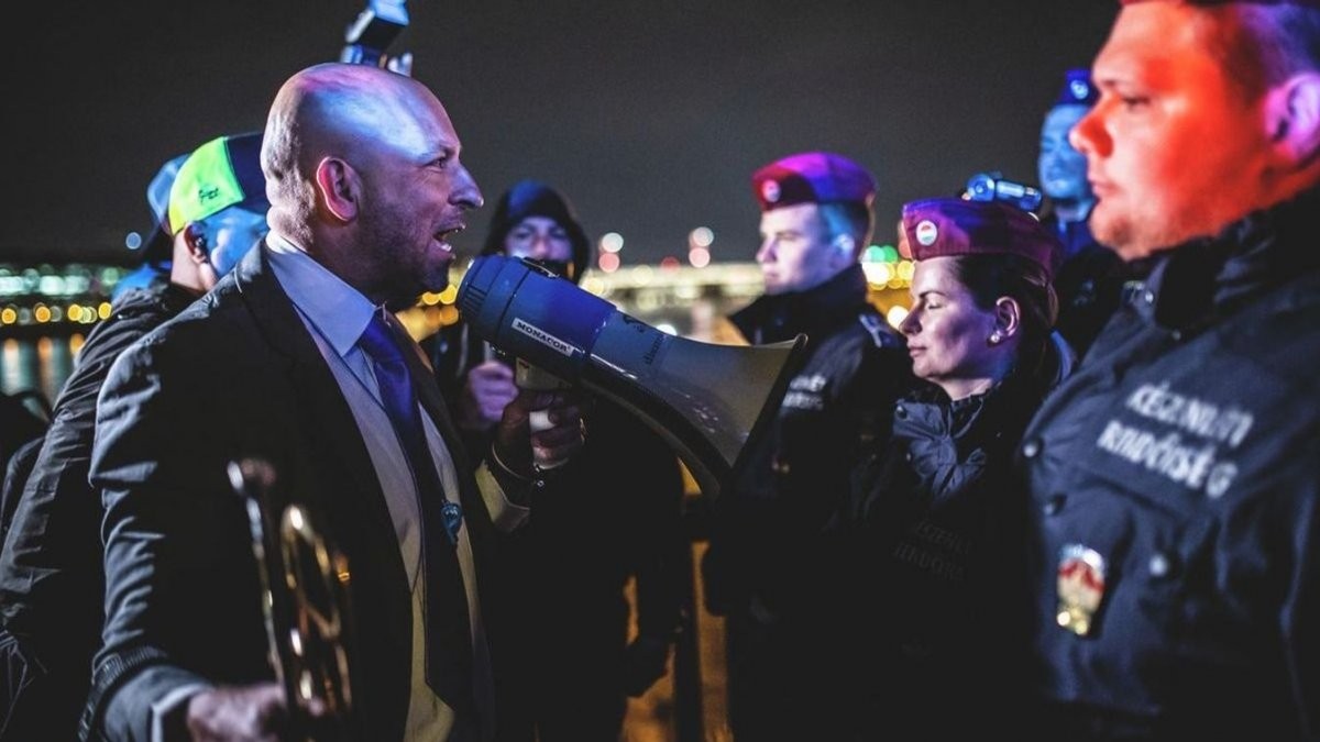 Durva: Zsaruk buktak bele, hogy simán behajthatott a Készenléti Rendőrséghez az ellenzéki politikus