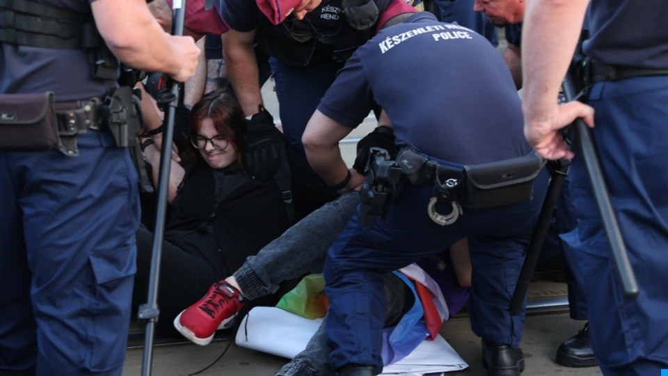 Elszabadultak az indulatok: egymást vádolja hamisítással a rendőrség és az ellenzék, kinek van igaza?