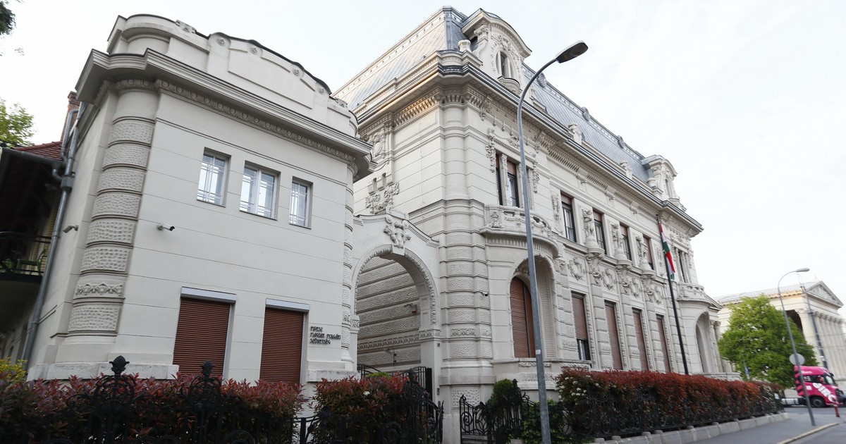 Frissítve: Gyanús aktatáskát vittek a Fidesz-székházhoz, tűzszerészeket hívtak megvizsgálni