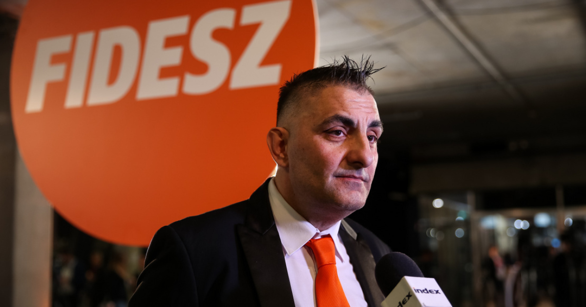 Politika van a háttérben? - Megdobálták Győzike zenekarát