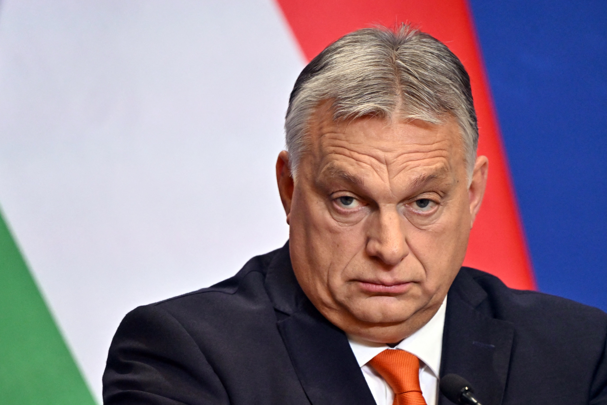 Jöhet az értesítés a kormánytól a mobiltelefonokra - itt az újabb salátatörvény