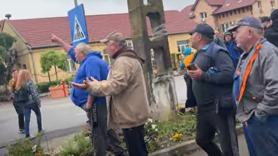 Videók is előkerültek: néhány ellentüntető próbálta megzavarni Magyar Pétert de hiába
