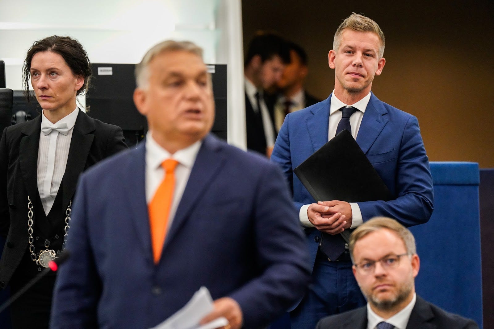 Repedezik az Orbán-mítosz: 15 év után a választók Magyar Pétert látják kompetensebb vezetőnek