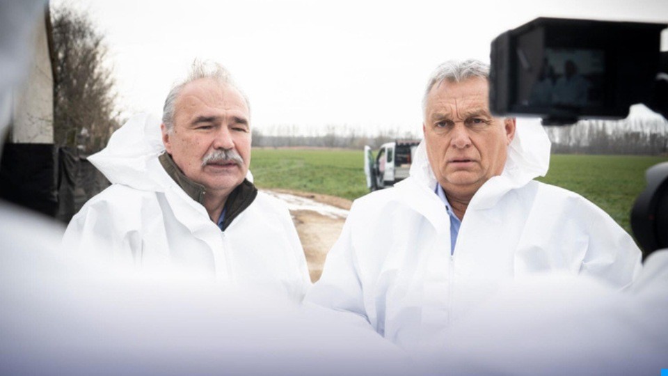 Megerősítette a kormány: tényleg nem engedték be Orbánt a járvánnyal küzdő telepre, hiába öltözött be