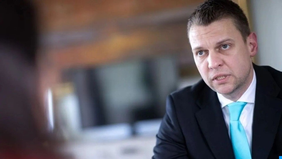Menczer kiakadt Magyar Péter lépésén: „egy budai ficsúr, egy rossz, leszerepelt bankár”