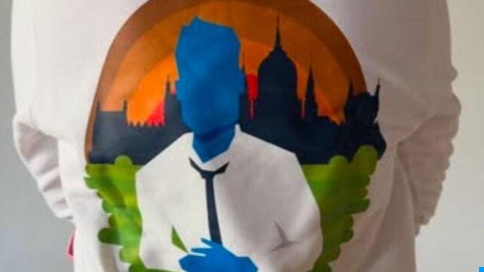 „Miniszterelnök úr, vége van!” feliratú felsőben pózolt a magyar sztár felesége