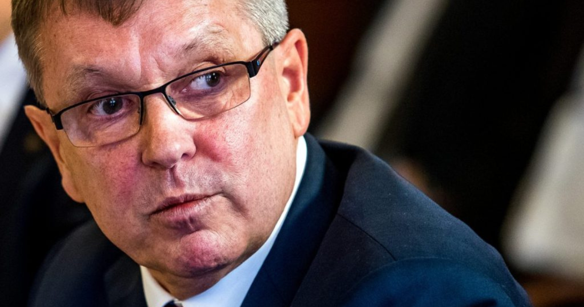 Bedurvult az MNB-ügy: hullanak a fejek Magyarországon és külföldön