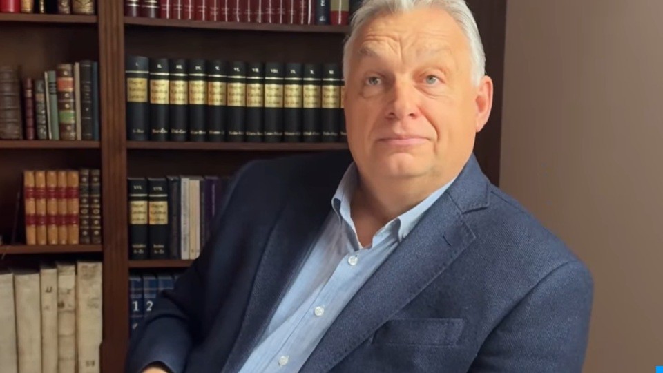 Mozgósítják a fideszeseket, hogy akár esőben is menjenek Orbán-beszédet hallgatni
