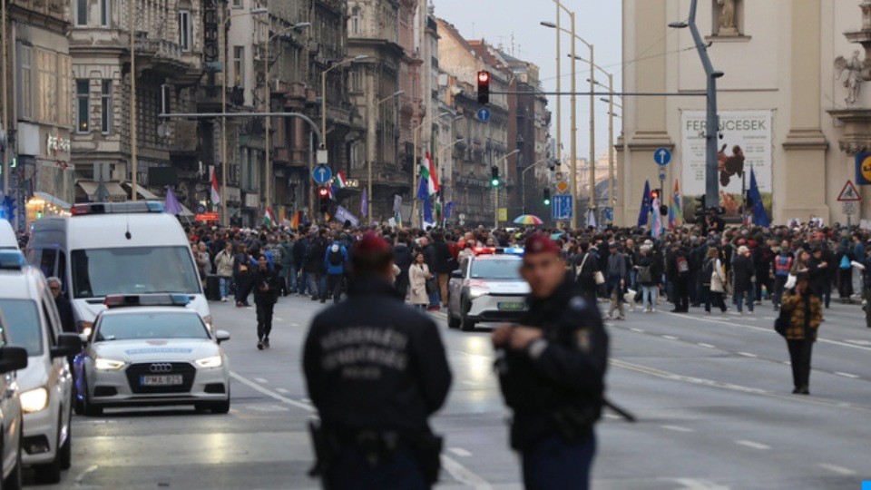 Nyomozás indult: nagyon megvertek egy tüntetőt kedden Budapesten