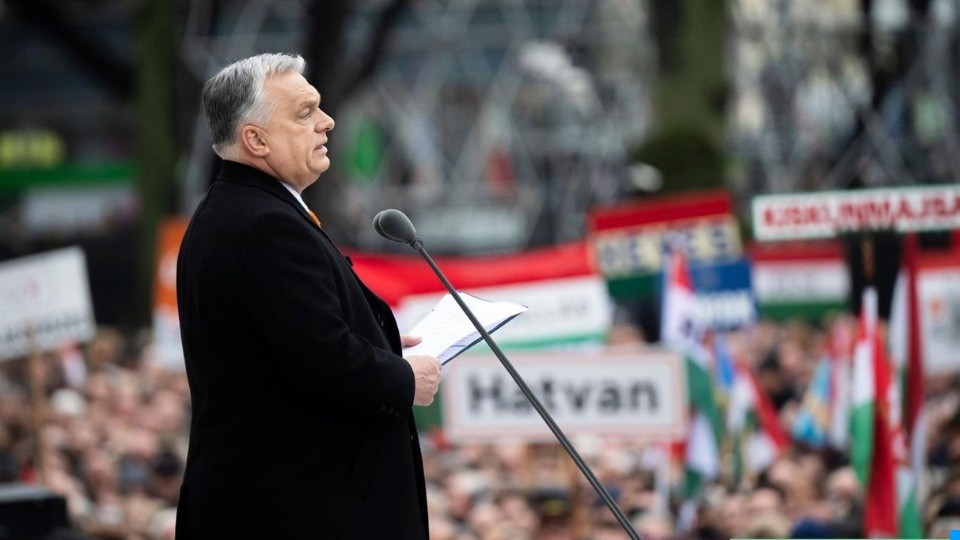 Orbán máris magyarázkodik a poloskázás miatt de van itt egy kis érdekesség