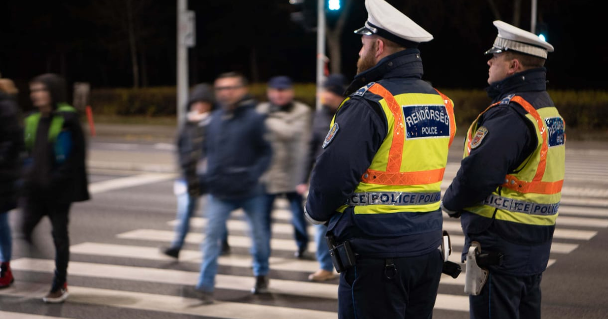 A rendőrség lépett, miután Orbán bejelentette, hogy rendkívüli intézkedésekre készül