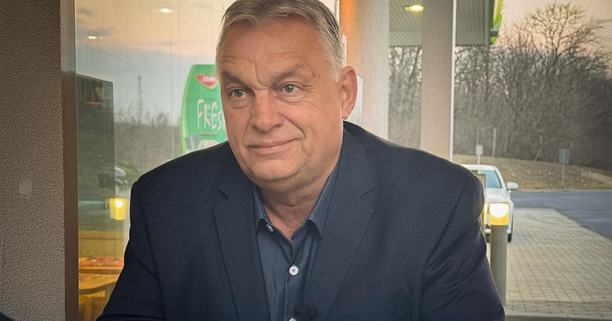 Orbán Viktor mellett egészen váratlan zászló tűnt fel - készül valami?