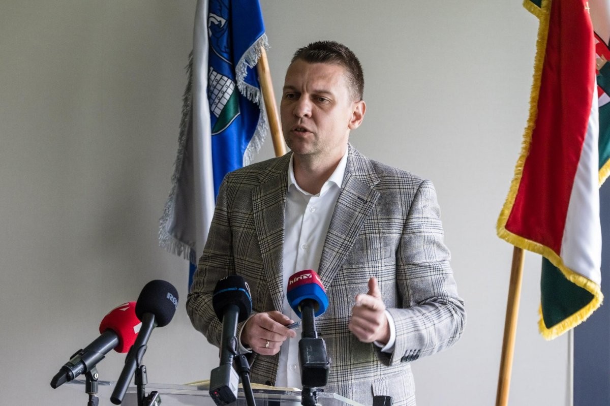 Érdekes: kiderült Menczer Tamás hol készíti a Magyar Péter-es videóit