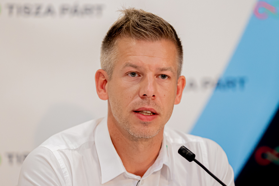 Nem akármi történt a rendőrrel, aki intézkedett a Magyar Péter rendezvényét megzavaró propagandista ellen