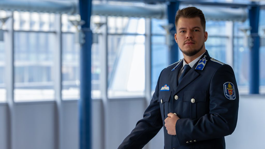 Már meg is volt a fegyelmi tárgyalása annak a rendőrnek, aki nem akart a KDNP reklámarca lenni