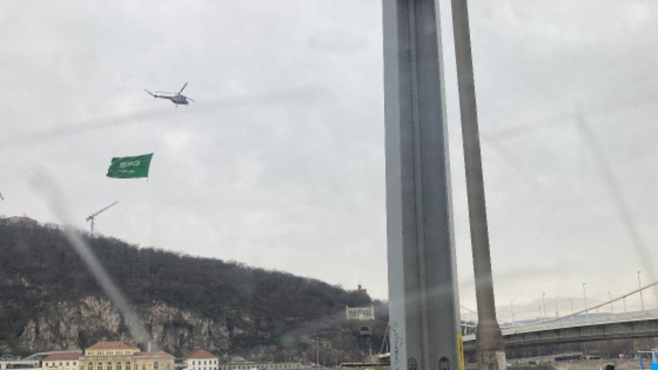 Szaúdi zászlót húzó helikopter körözött Budapest felett