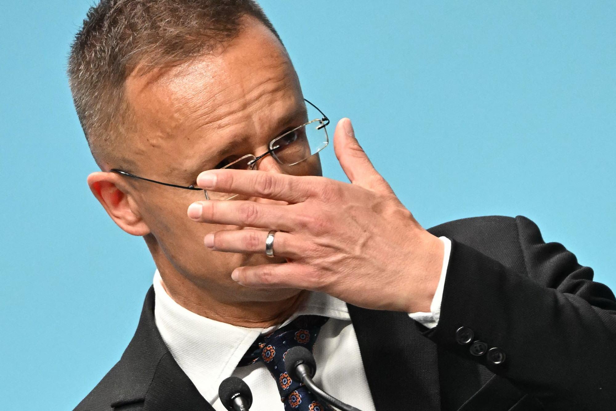 Ajjaj: Szijjártó  meghívásos fórumán is ott volt a Harcosok Klubján feltűnt férfi aki miatt botrány tört ki