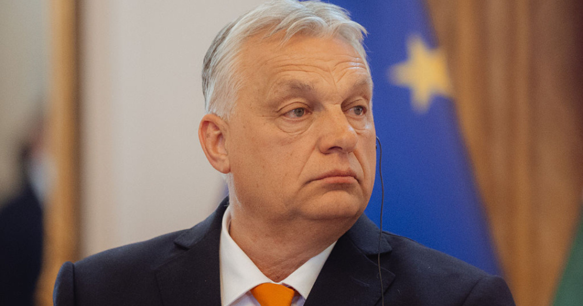 Több ezer ember jelent meg és tüntetni kezdett az eseményen amin Orbán is részt vett