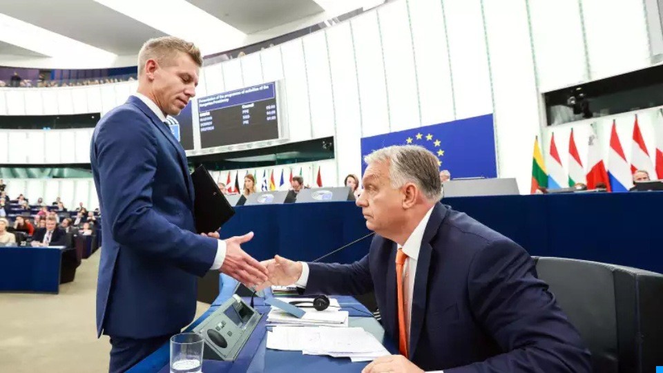 Van pár apró jogi hiba Orbán kitiltási terve körül, de a Tisza nagyot nőhet ha mégis meglépik